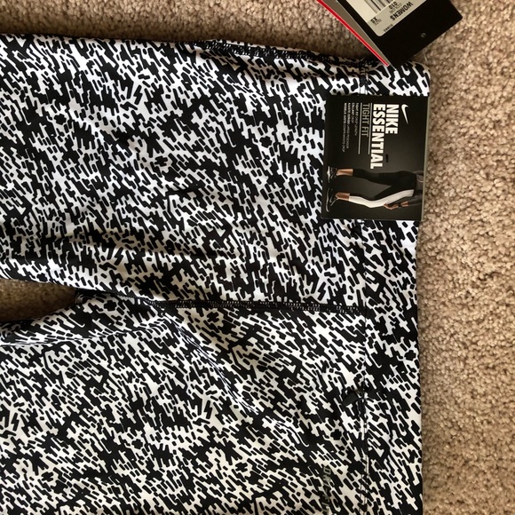 NWT Nike Pronto Essential Cropped Tight Size Small - Picture 2 of 8